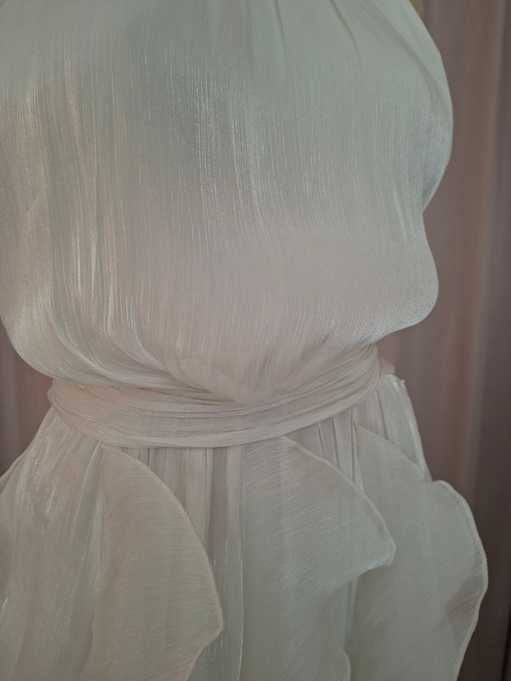 Vestido largo cuello halter blanco con falda de holanes