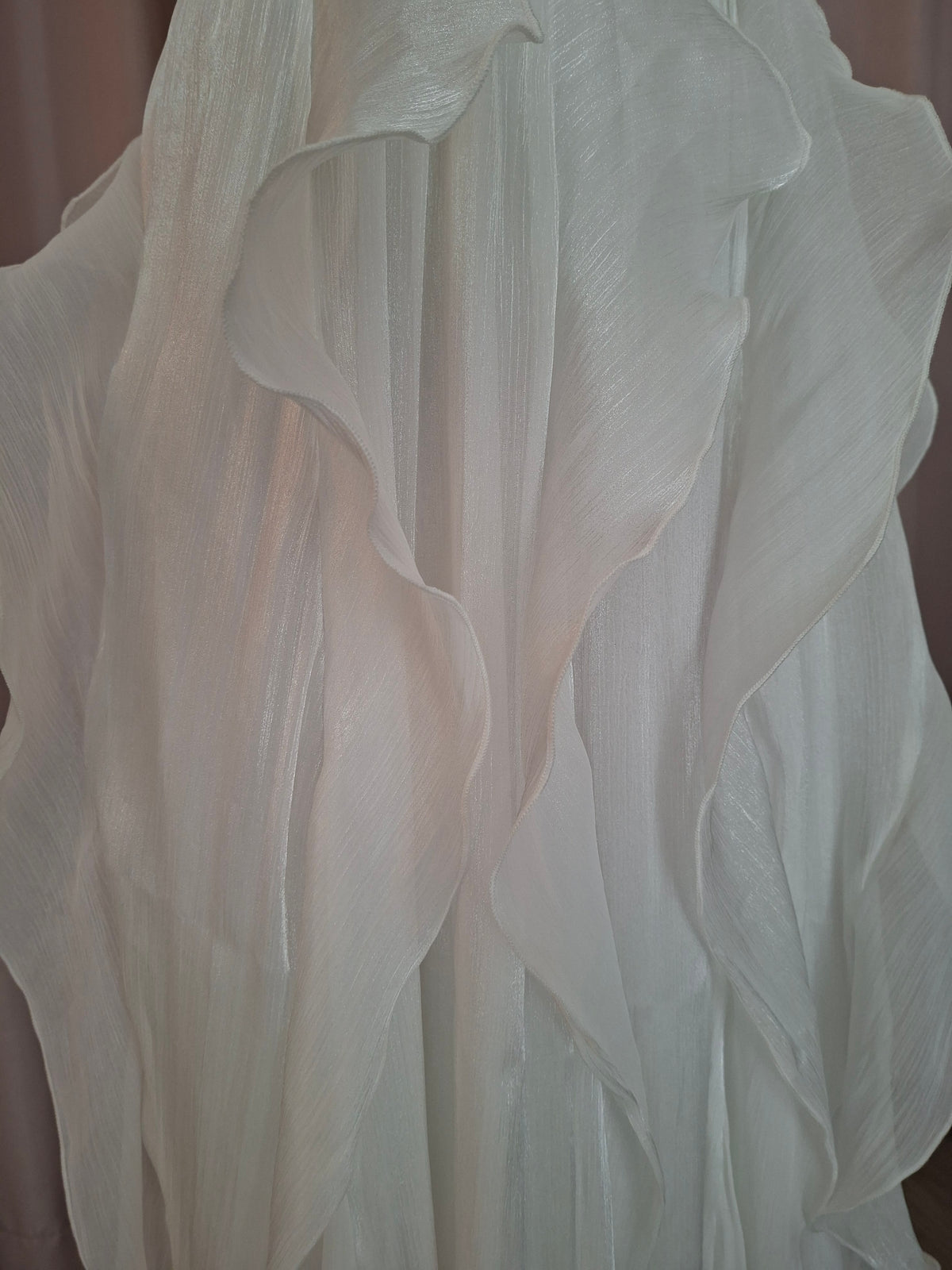 Vestido largo cuello halter blanco con falda de holanes