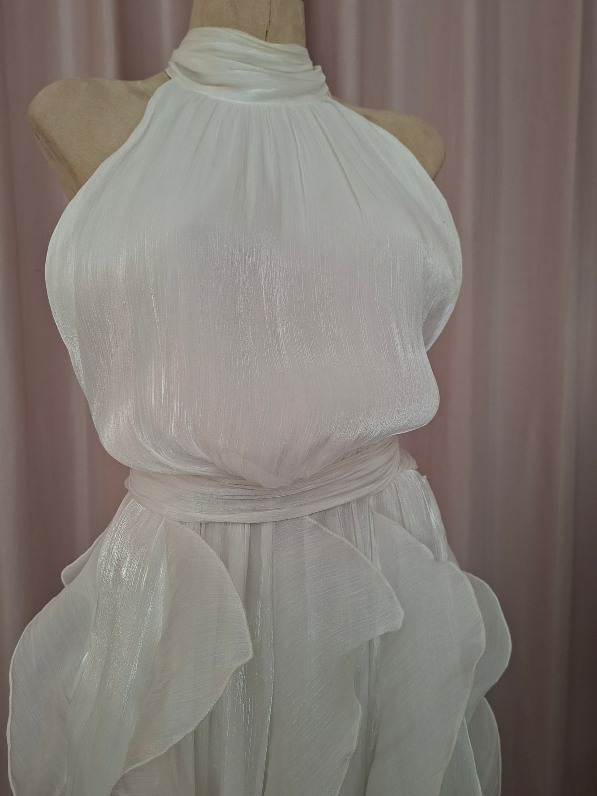 Vestido largo cuello halter blanco con falda de holanes