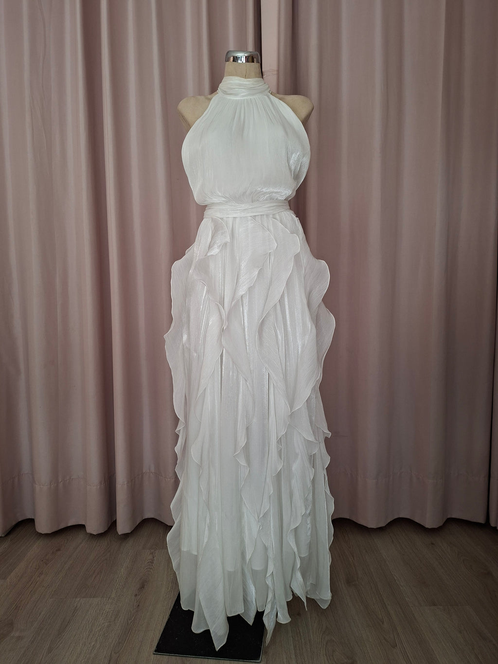 Vestido largo cuello halter blanco con falda de holanes