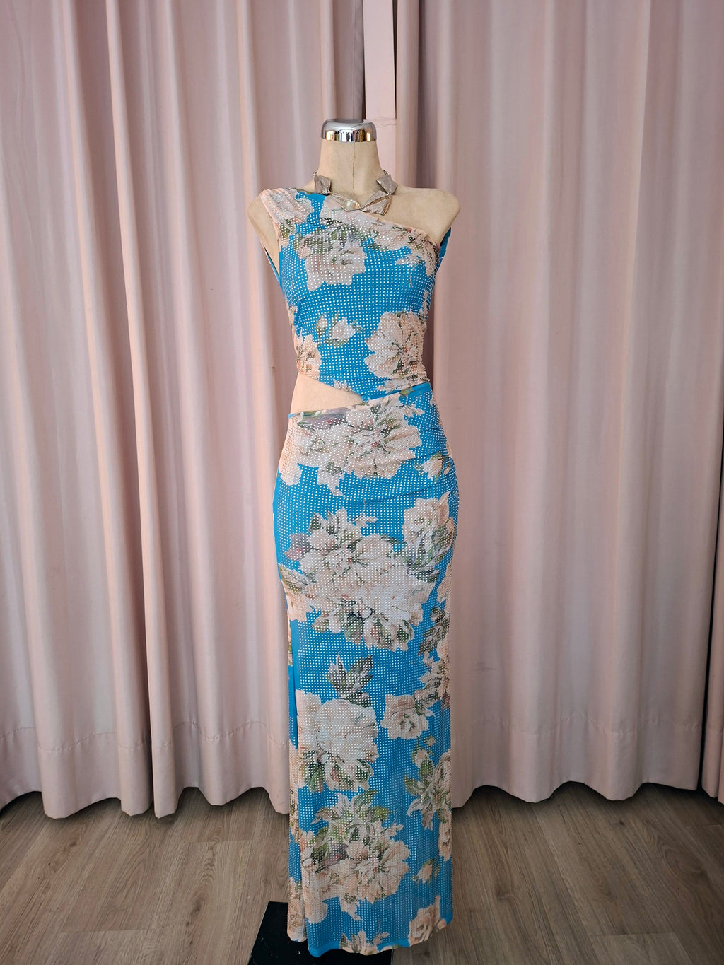 Vestido largo floral azul asimétrico con cut-out en cintura