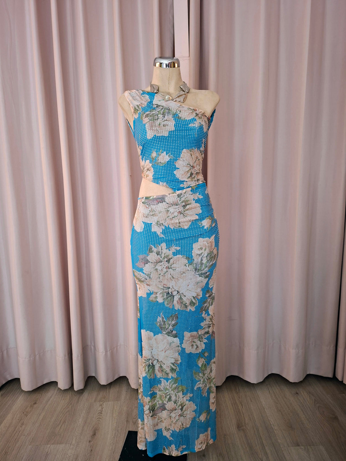 Vestido largo floral azul asimétrico con cut-out en cintura