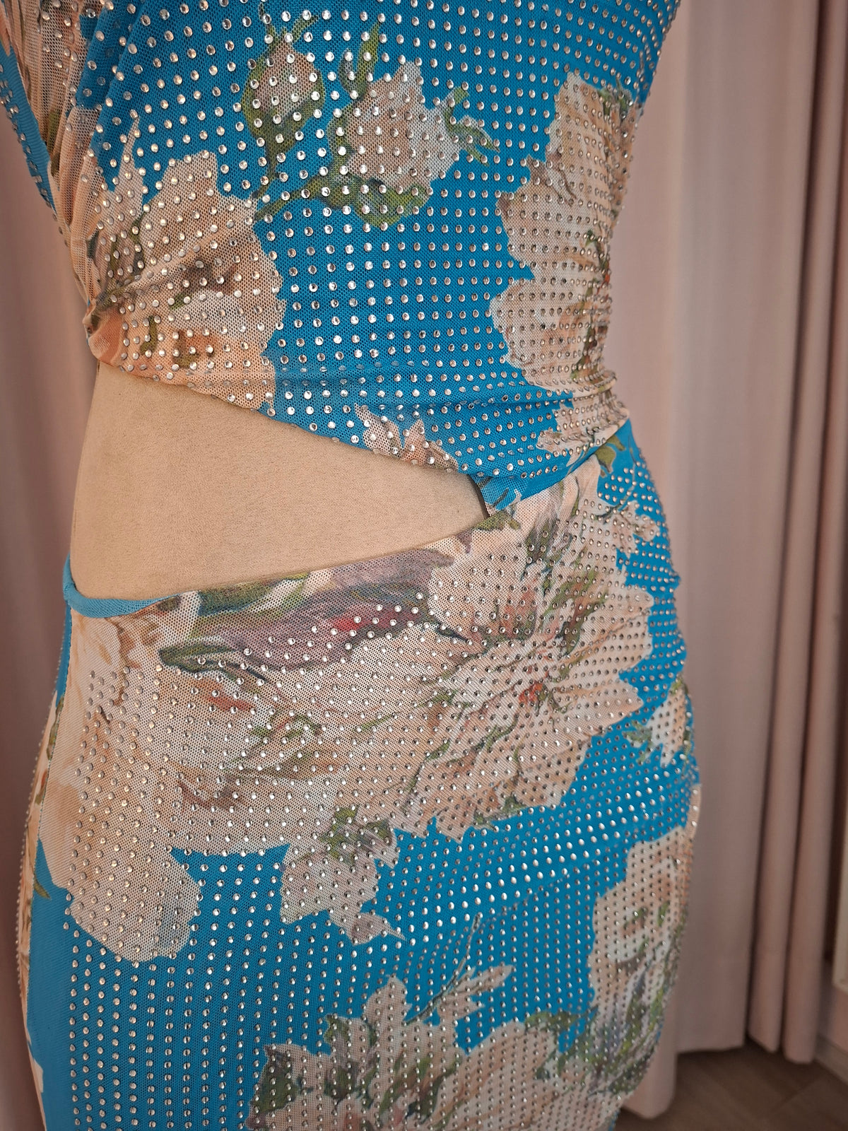 Vestido largo floral azul asimétrico con cut-out en cintura