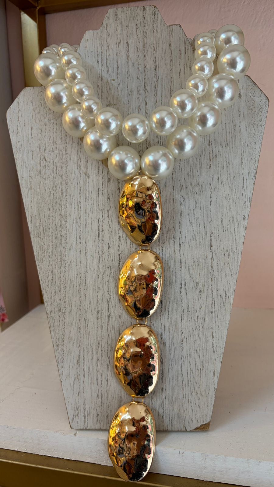 Collar de Perlas Doble con Colgante de Eslabones Martillados