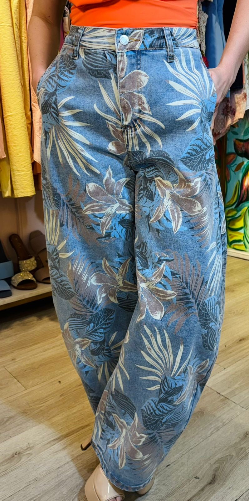 Jeans Barrel  de Mezclilla con Estampado Tropical