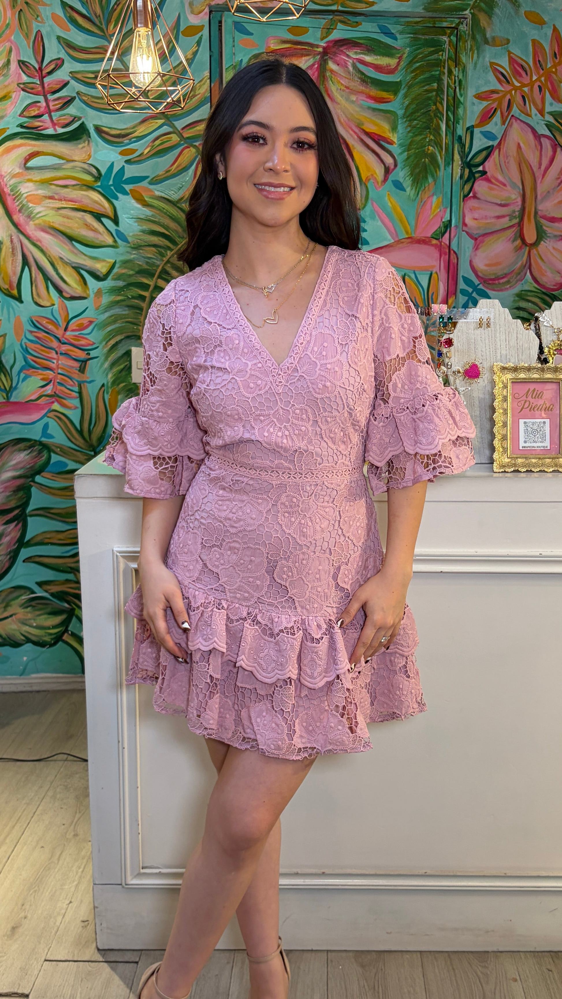 Vestido corto de encaje en color palo de rosa