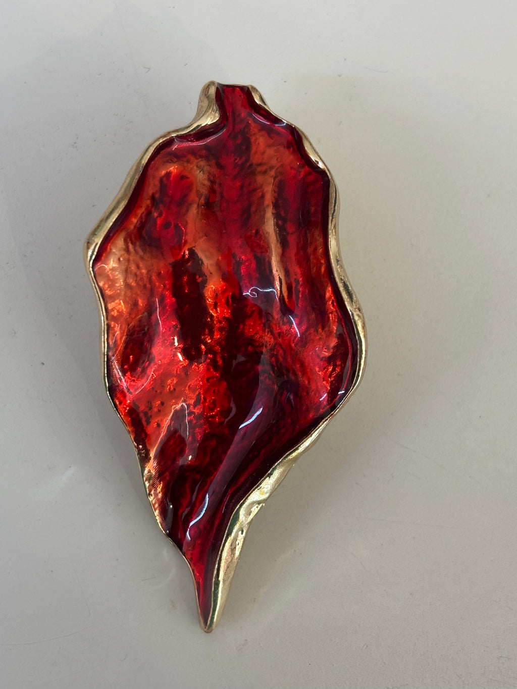 Aretes pétalo carmesi