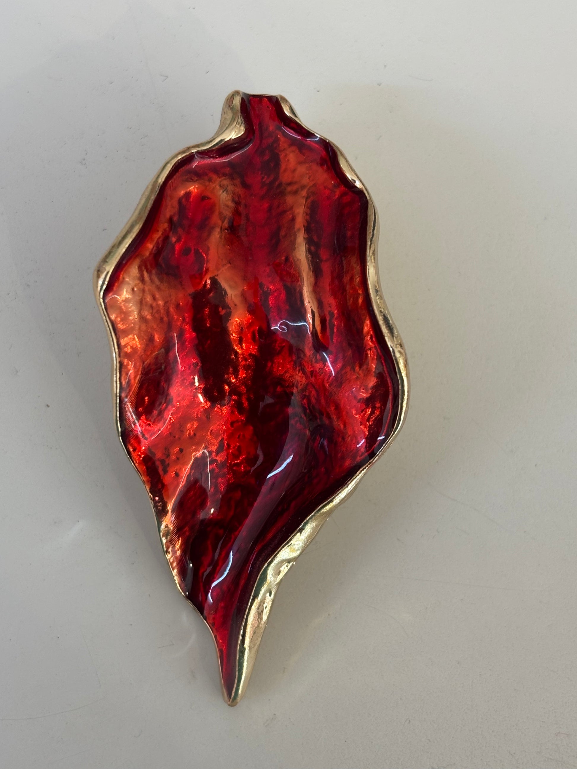 Aretes pétalo carmesi