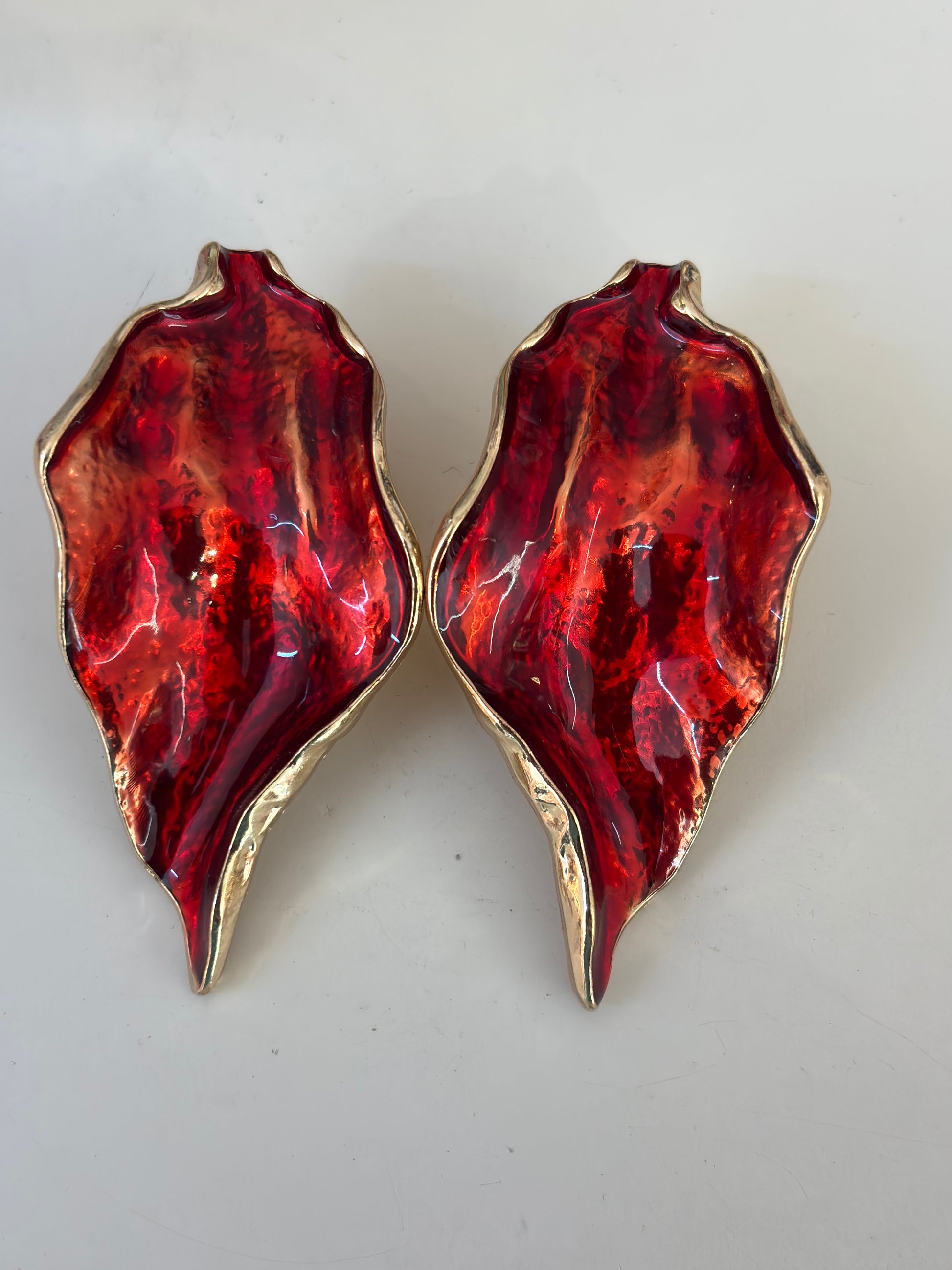 Aretes pétalo carmesi