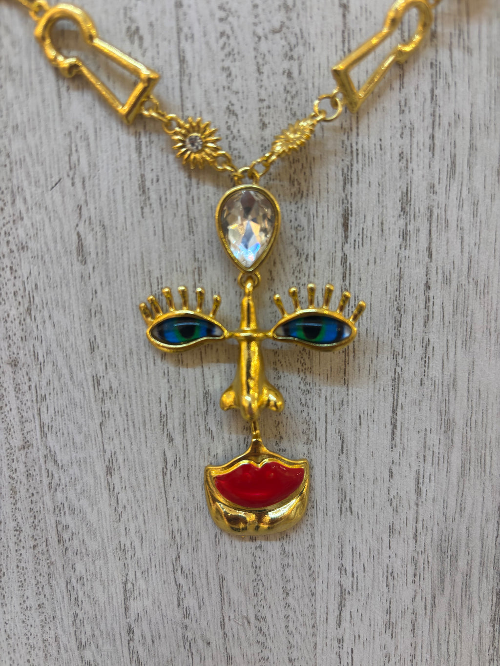 Collar artístico con dije de rostro
