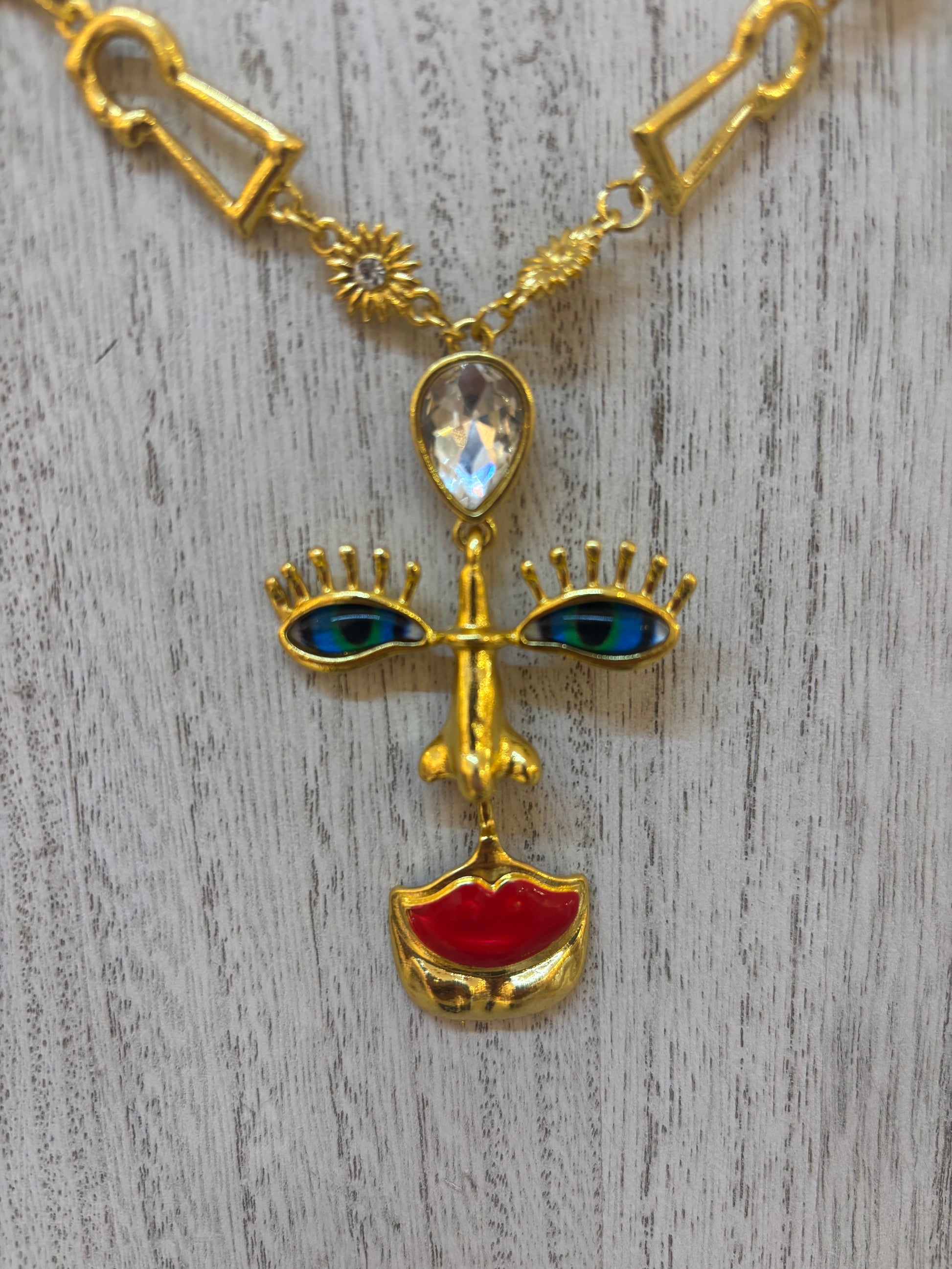 Collar artístico con dije de rostro