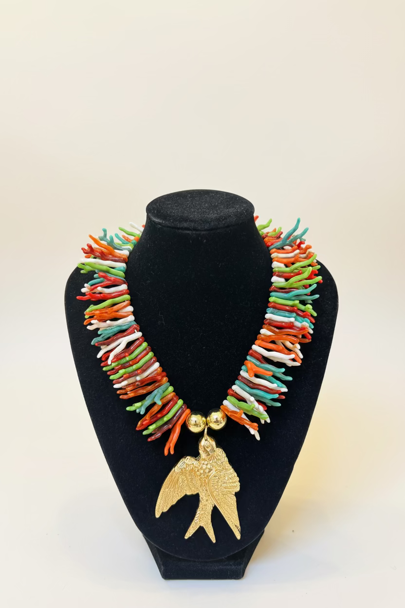 Collar de coral con golondrina