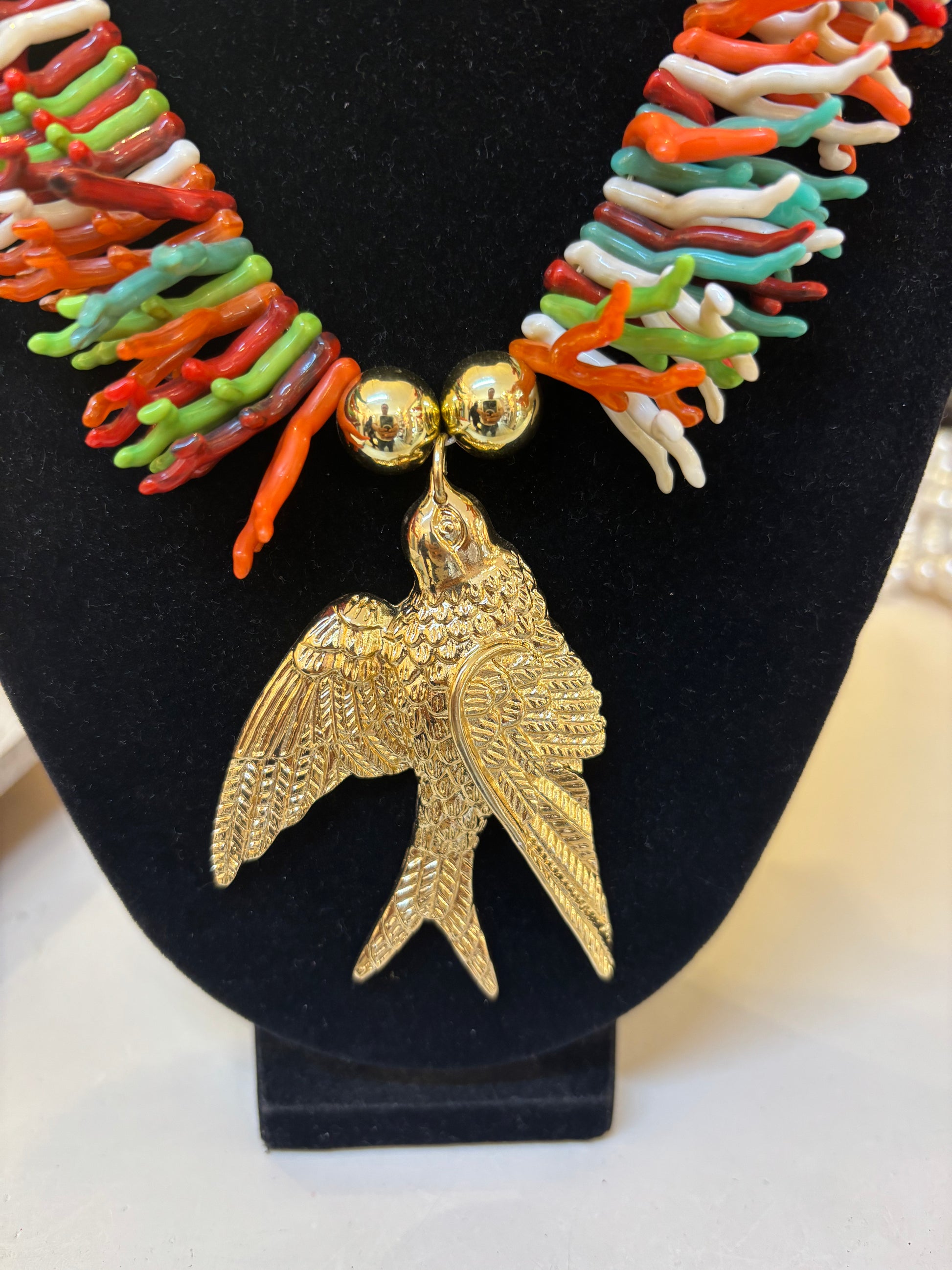 Collar de coral con golondrina