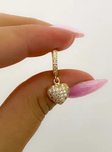 Aretes Huggies de Corazón con Pavé de Cristales