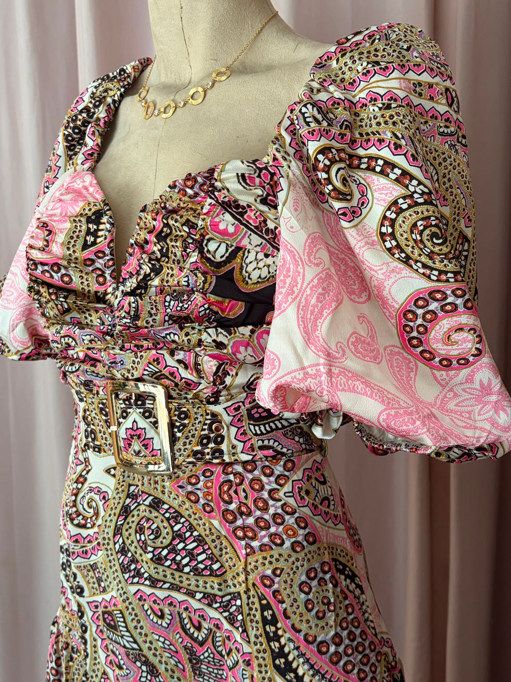 Vestido largo estampado paisley con mangas globo y cinturón