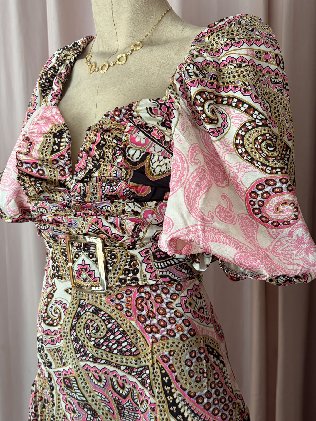 Vestido largo estampado paisley con mangas globo y cinturón