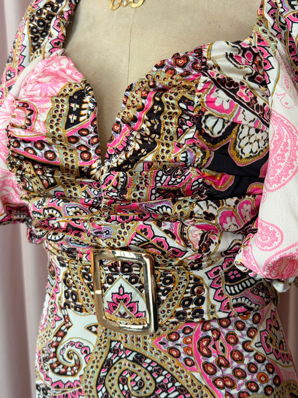 Vestido largo estampado paisley con mangas globo y cinturón