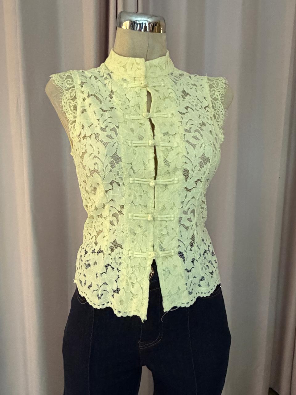 Blusa de encaje amarillo pastel con broches de nudo chino