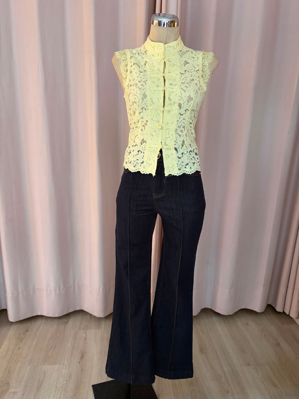 Blusa de encaje amarillo pastel con broches de nudo chino