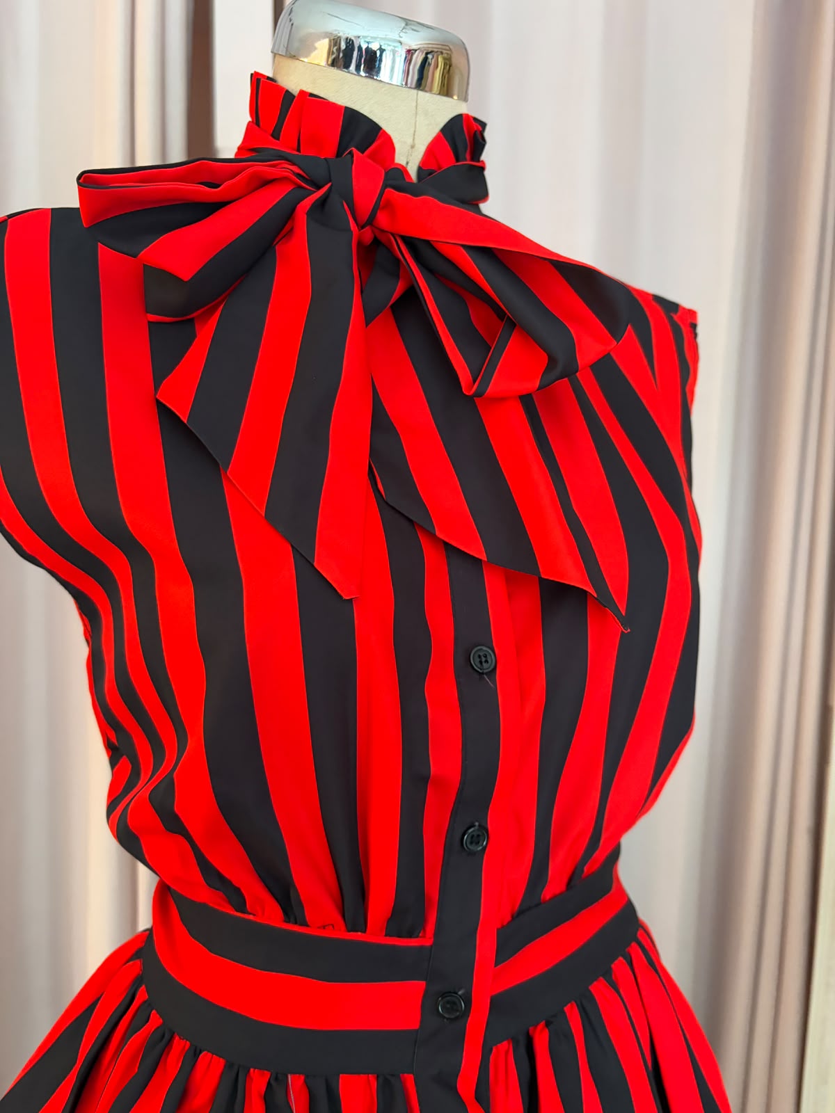 Blusa peplum a rayas rojo y negro con moño al cuello