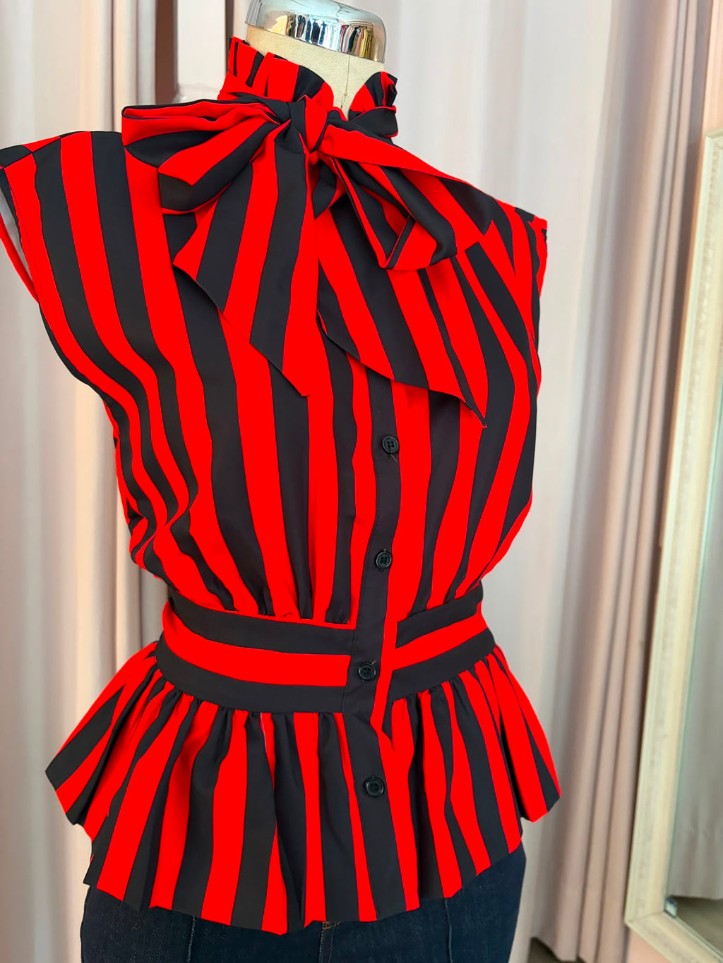 Blusa peplum a rayas rojo y negro con moño al cuello