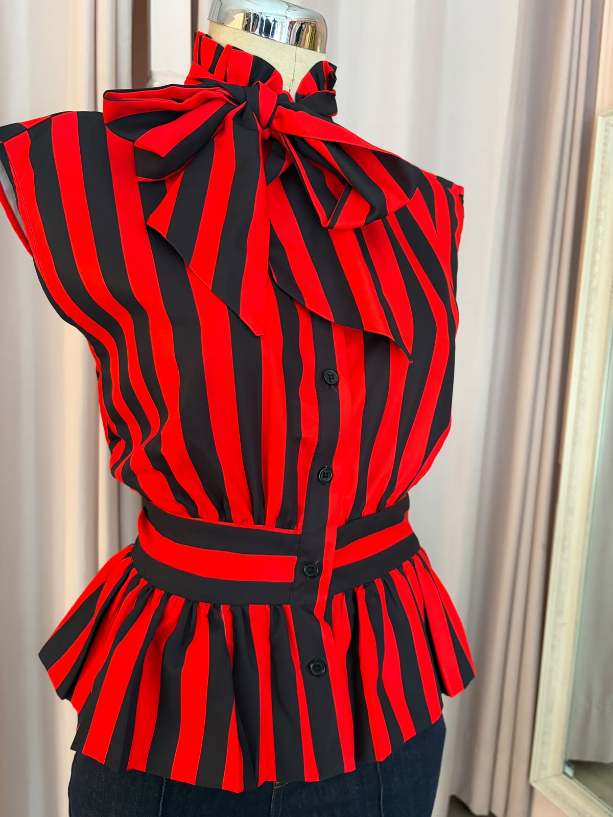 Blusa peplum a rayas rojo y negro con moño al cuello