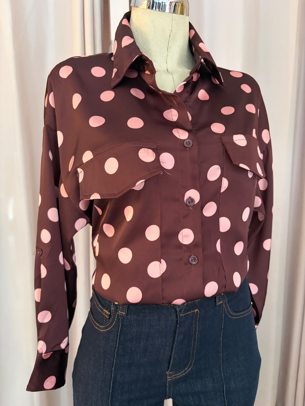 Blusa burgundy Polka rosas con bolsillos tipo utilitario