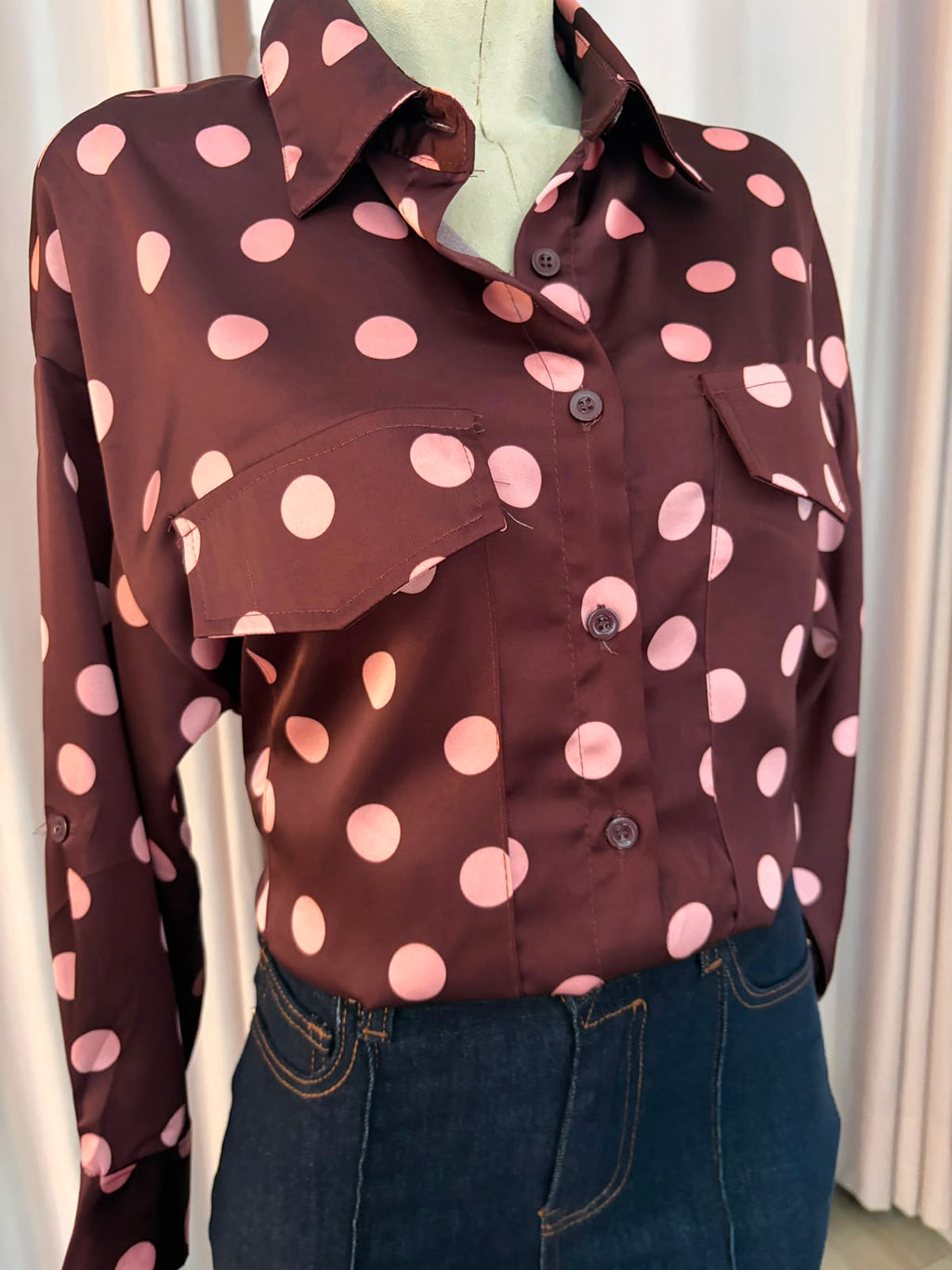 Blusa burgundy Polka rosas con bolsillos tipo utilitario