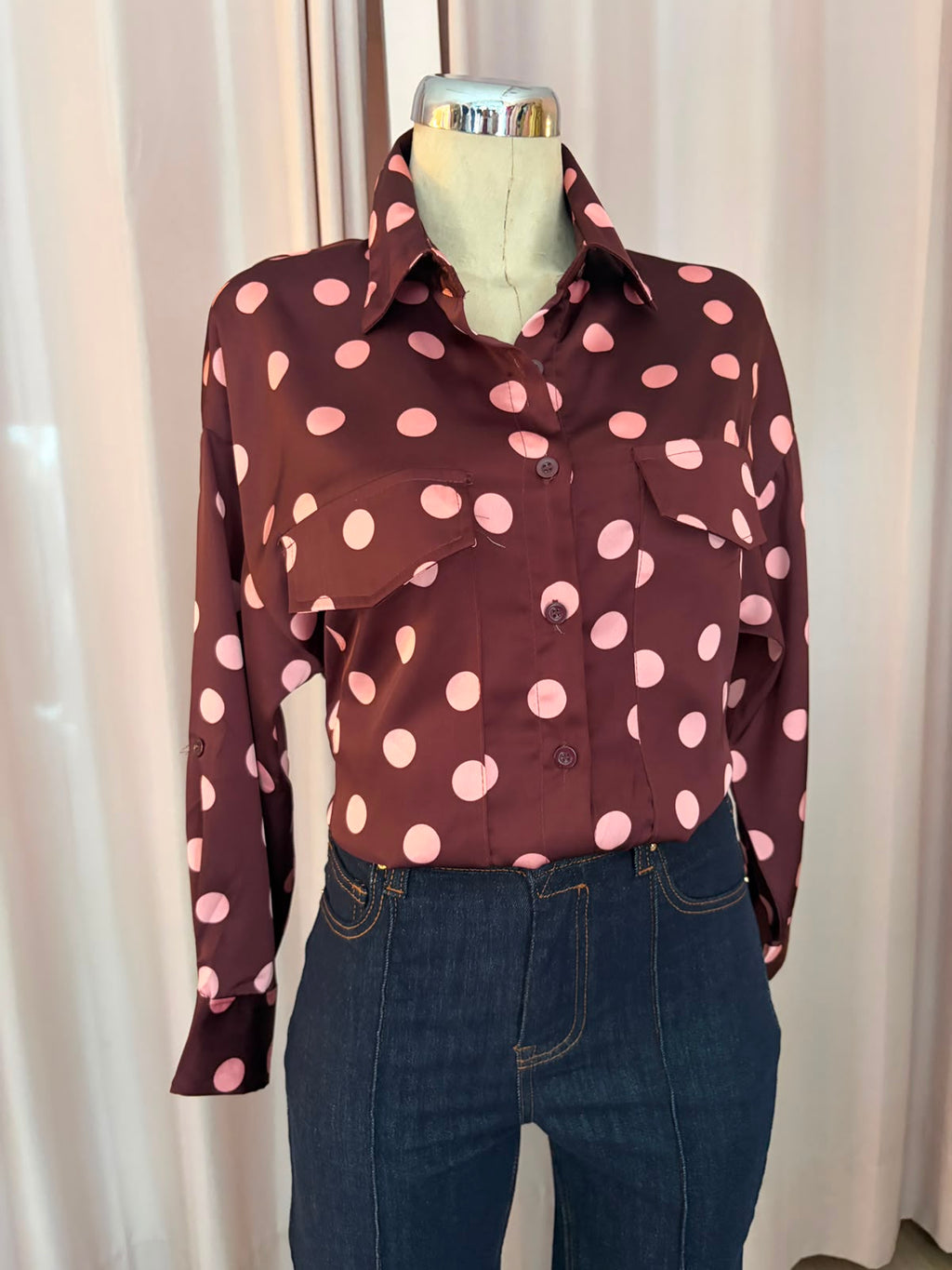Blusa burgundy Polka rosas con bolsillos tipo utilitario