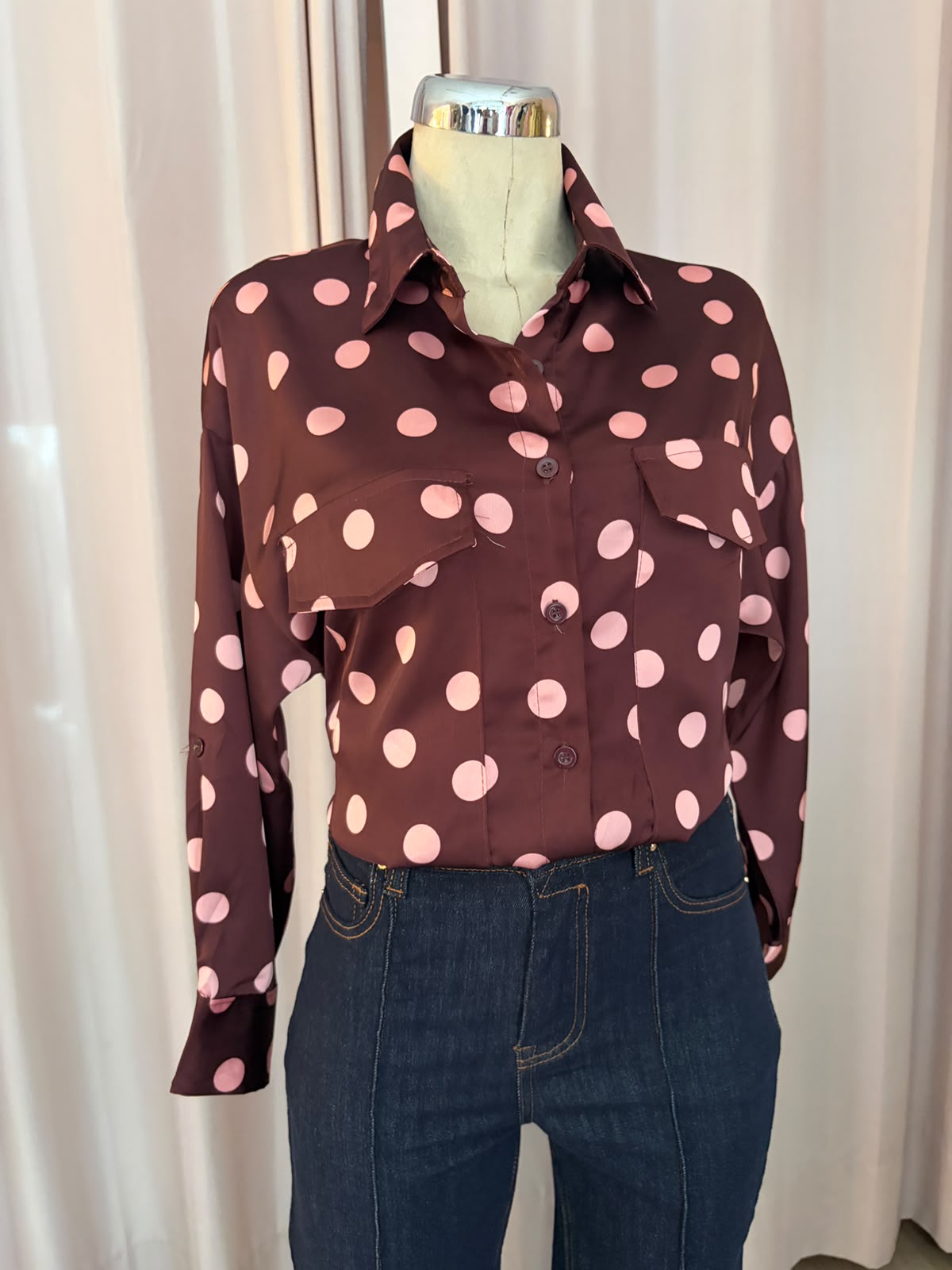 Blusa burgundy Polka rosas con bolsillos tipo utilitario