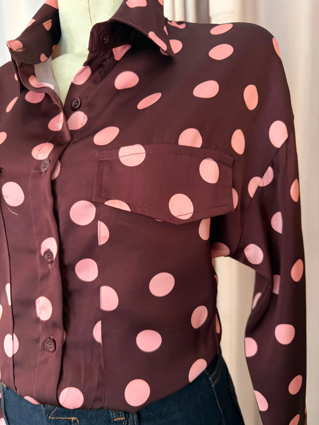 Blusa burgundy Polka rosas con bolsillos tipo utilitario