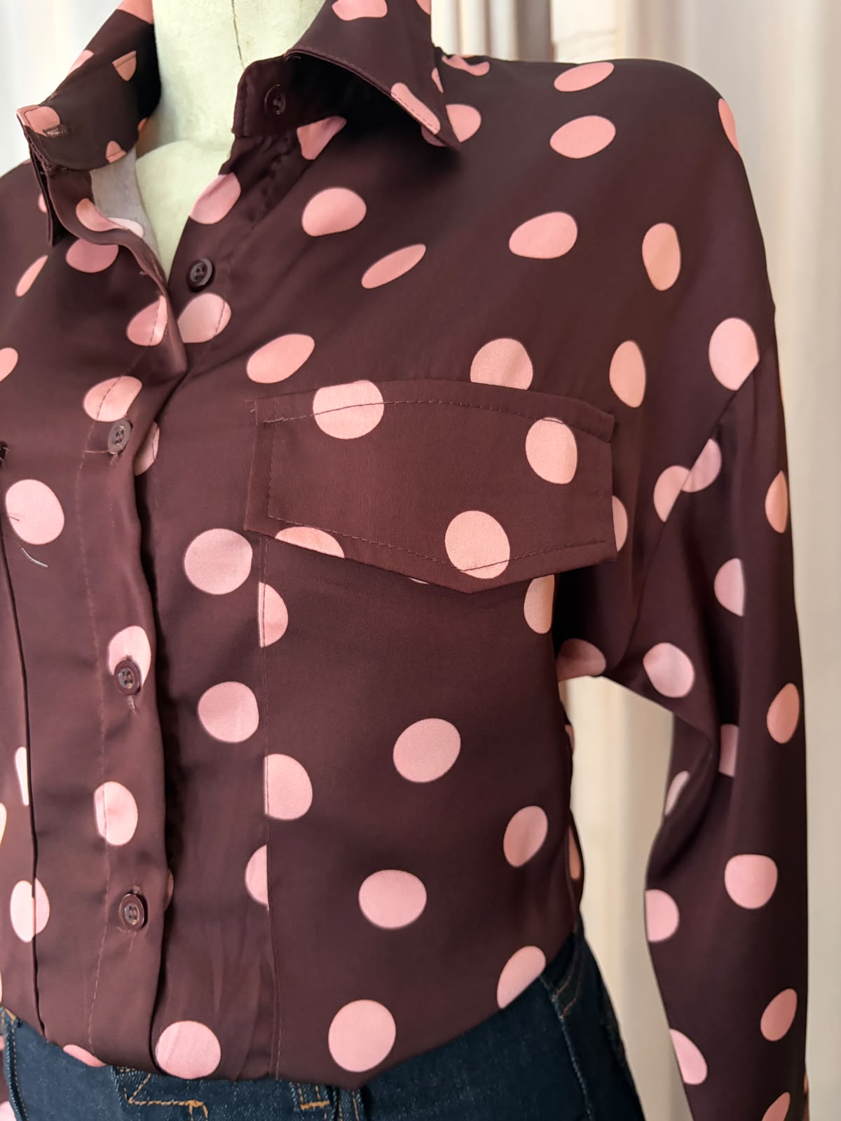 Blusa burgundy Polka rosas con bolsillos tipo utilitario