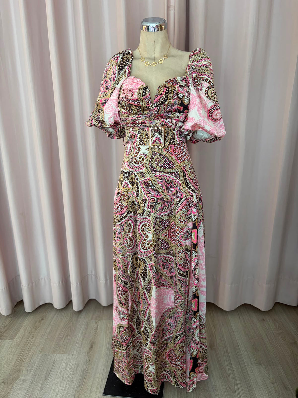 Vestido largo estampado paisley con mangas globo y cinturón