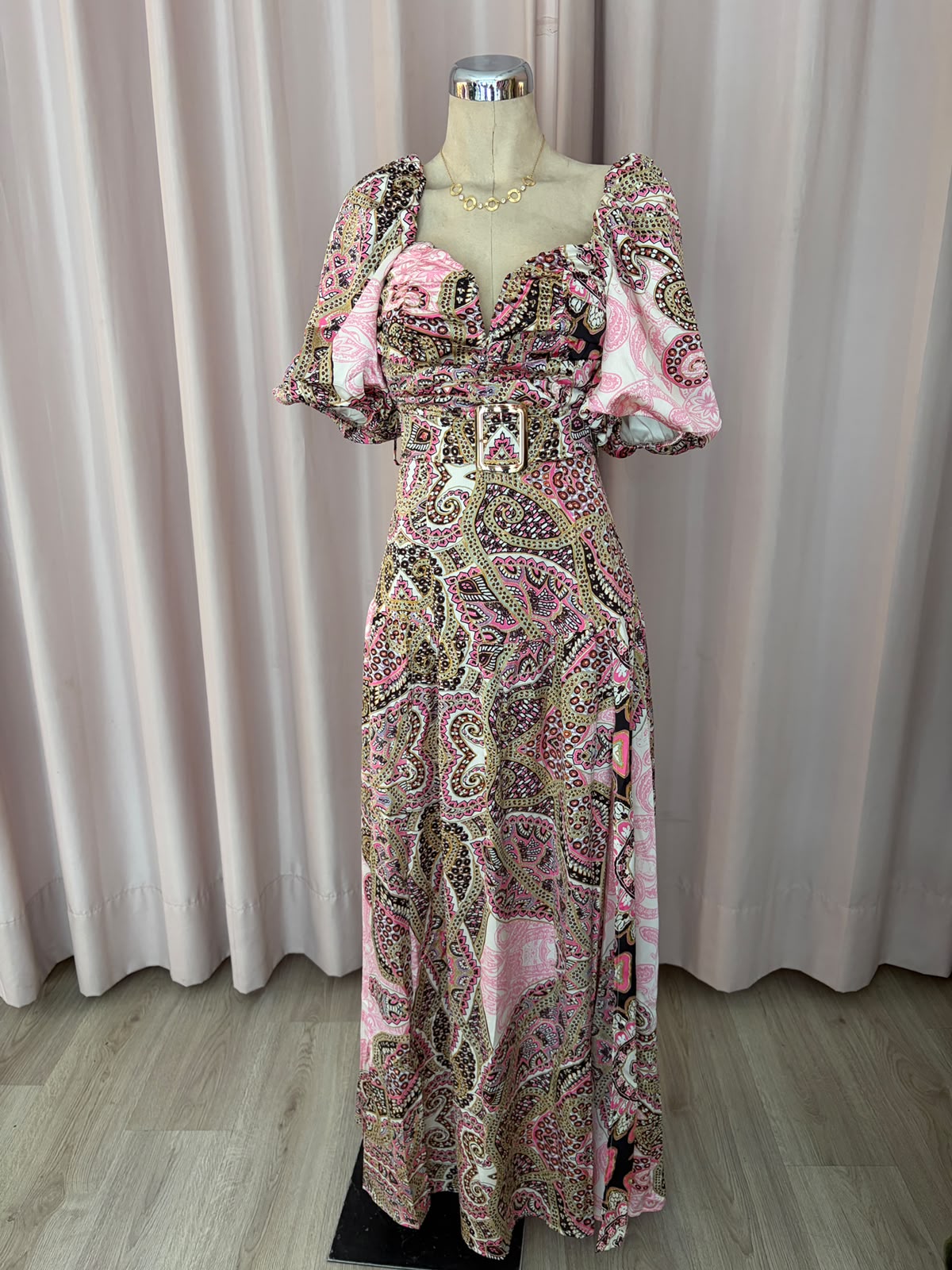Vestido largo estampado paisley con mangas globo y cinturón
