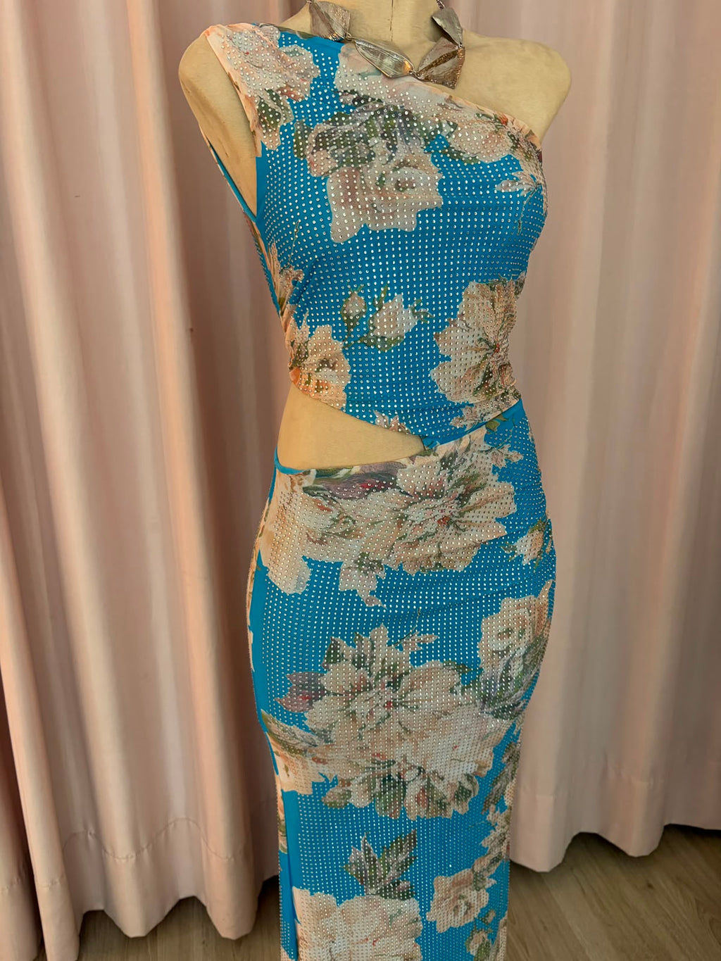 Vestido largo floral azul asimétrico con cut-out en cintura
