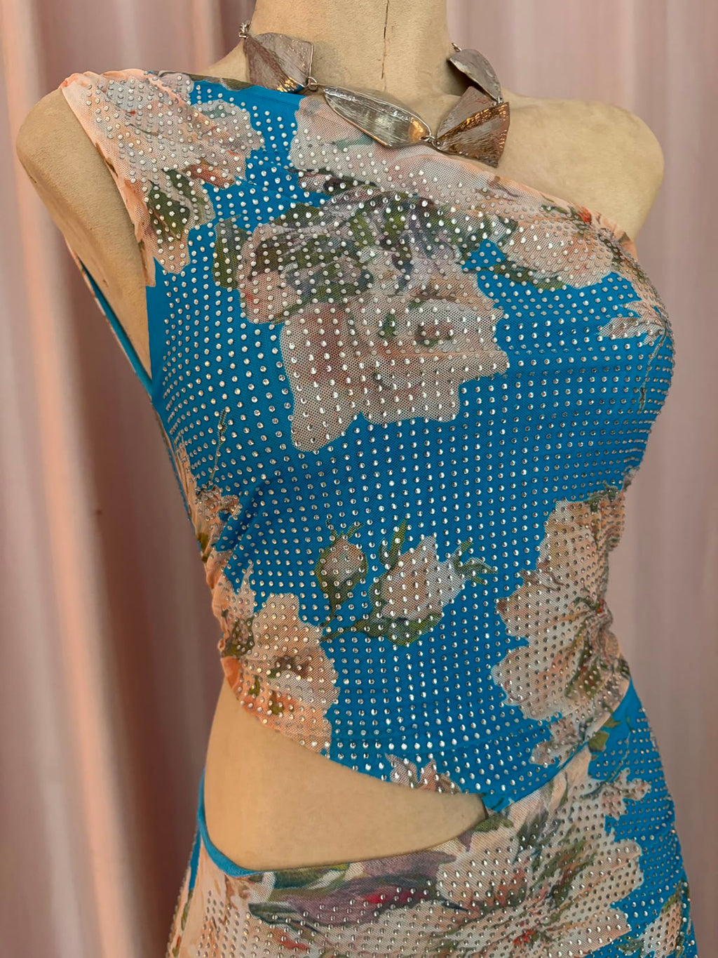Vestido largo floral azul asimétrico con cut-out en cintura