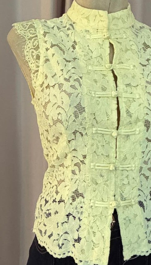 Blusa de encaje amarillo pastel con broches de nudo chino