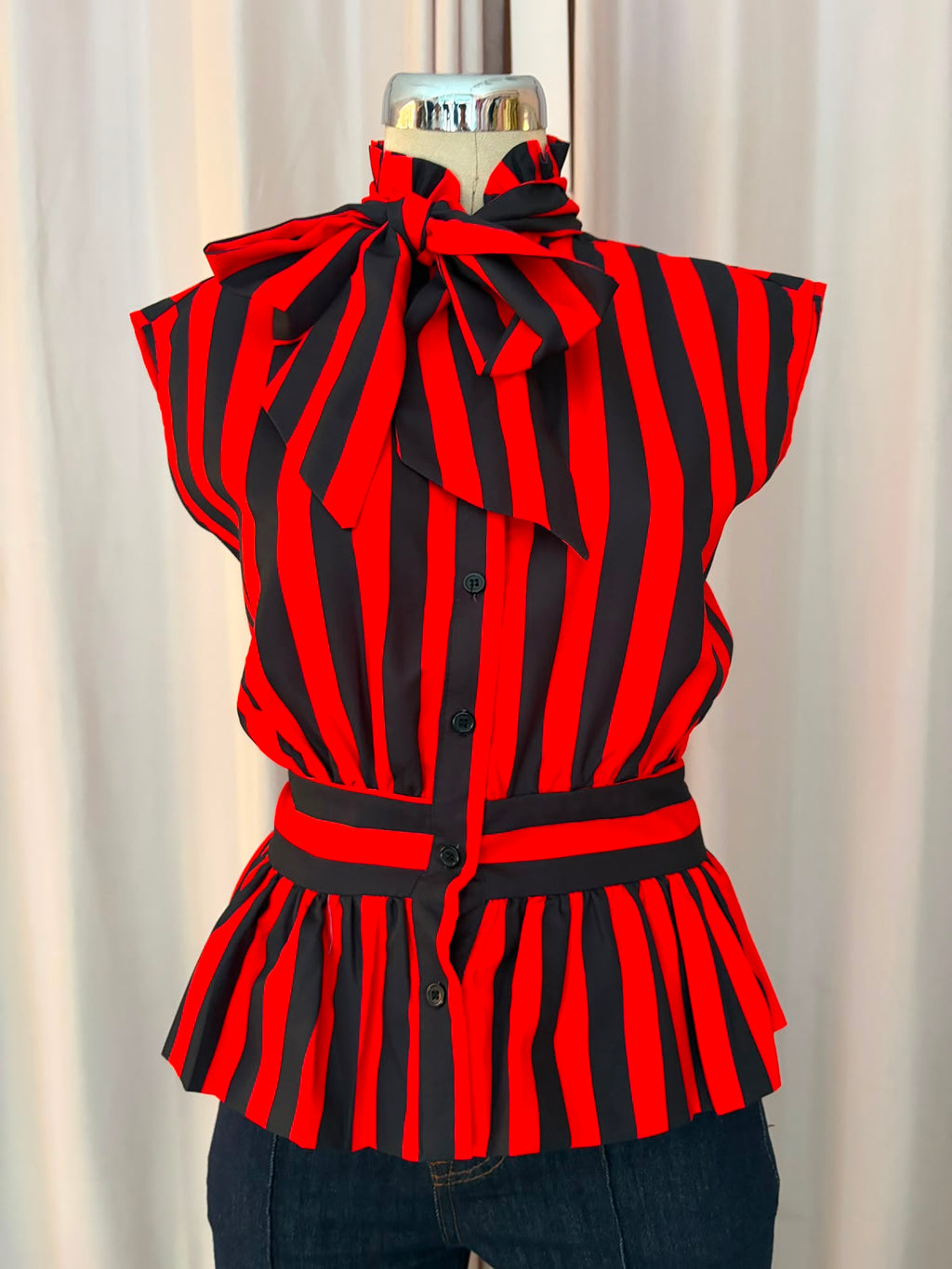 Blusa peplum a rayas rojo y negro con moño al cuello