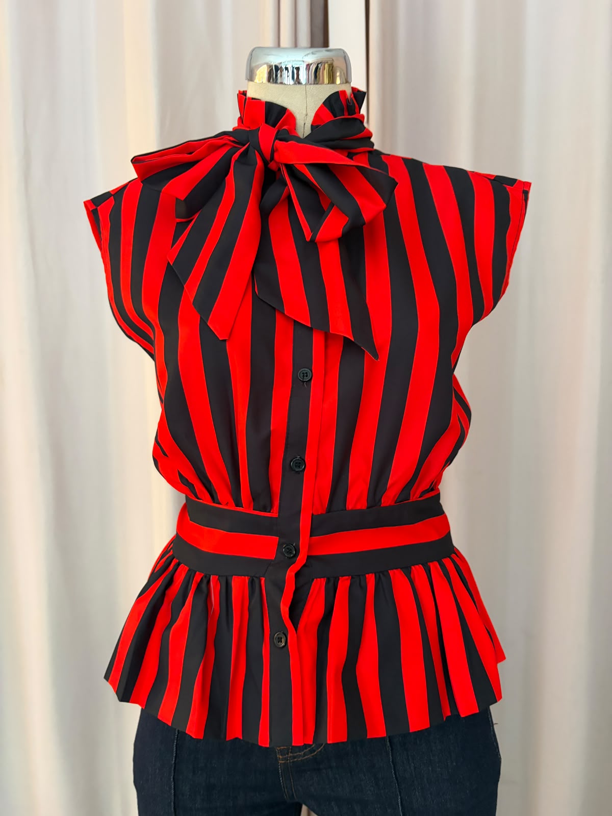 Blusa peplum a rayas rojo y negro con moño al cuello