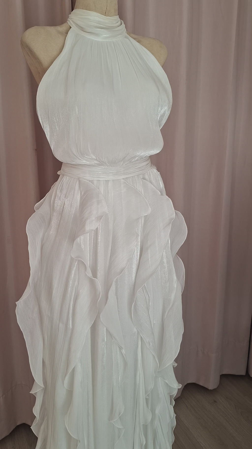 Vestido largo cuello halter blanco con falda de holanes