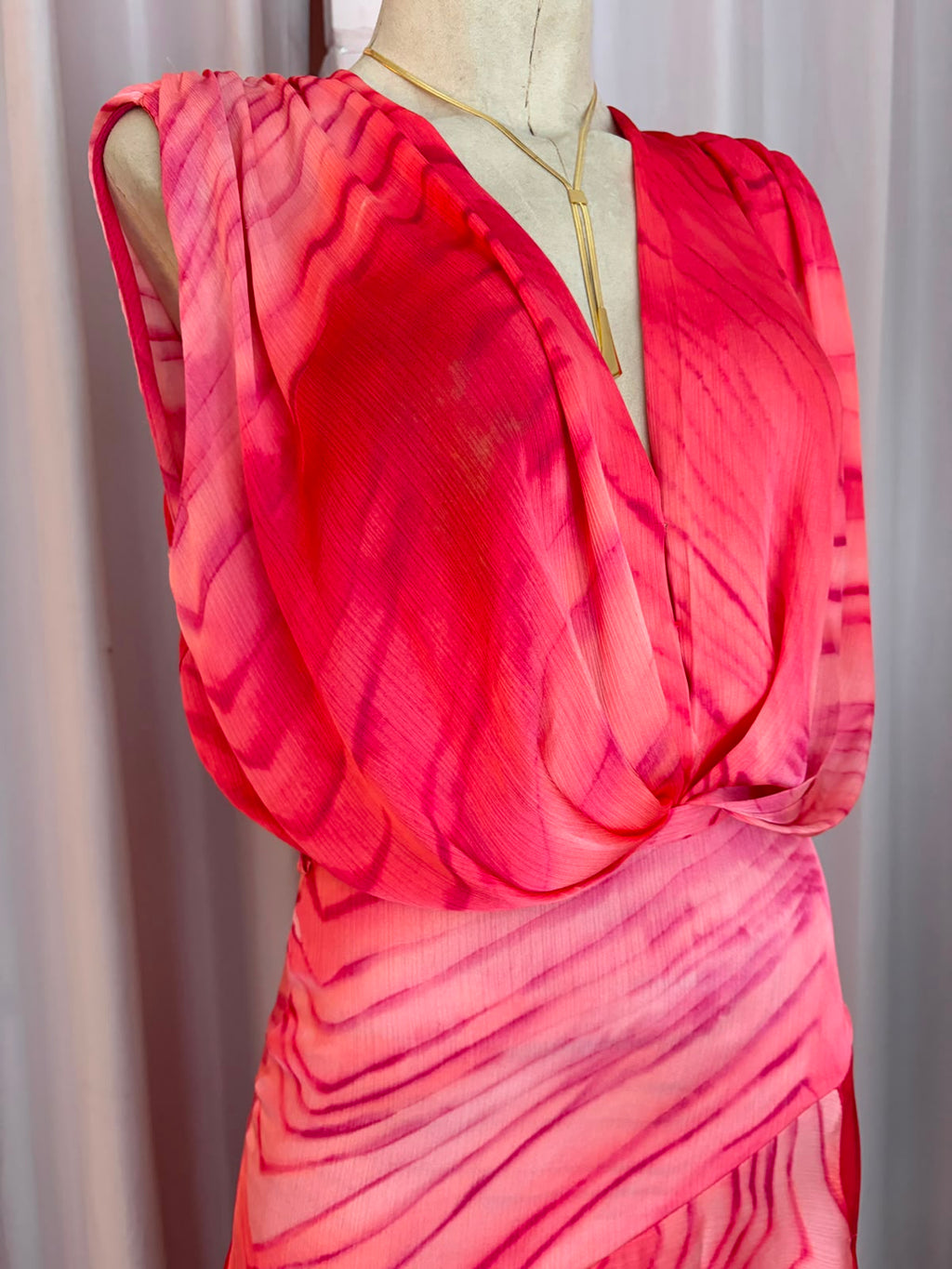 Vestido largo escote profundo estampado ondas coral-fucsia
