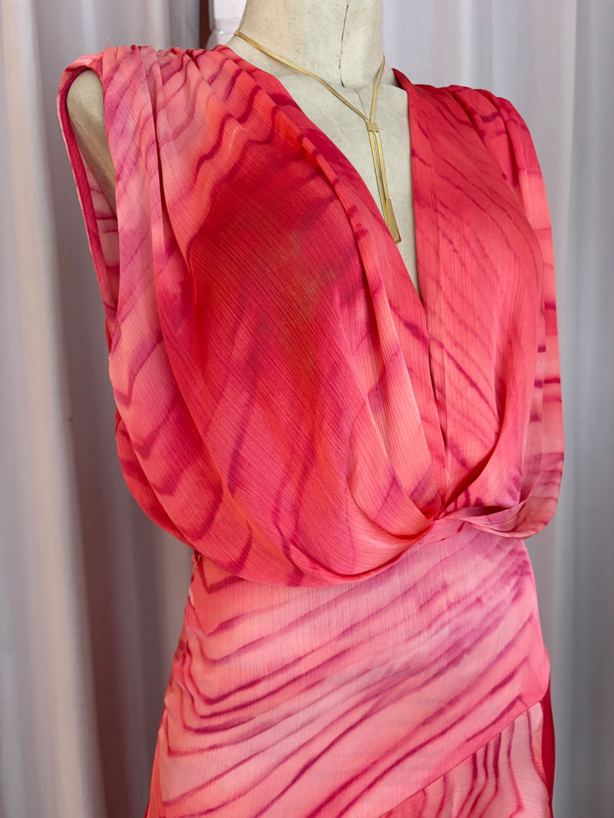 Vestido largo escote profundo estampado ondas coral-fucsia
