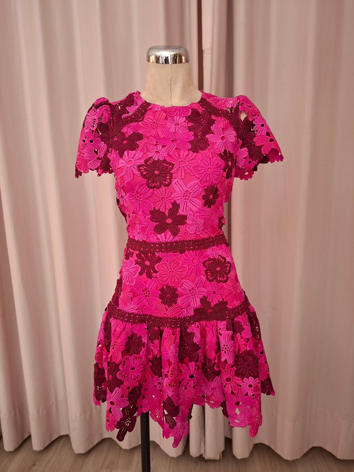 Vestido corto de guipur floral fucsia con falda de vuelo