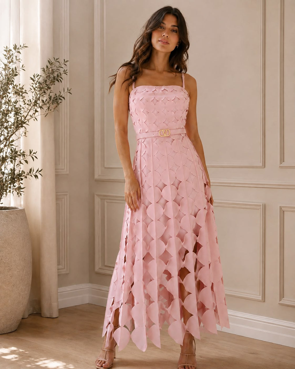 Vestido Midi Rosa Pastel con Diseño Calado Geométrico