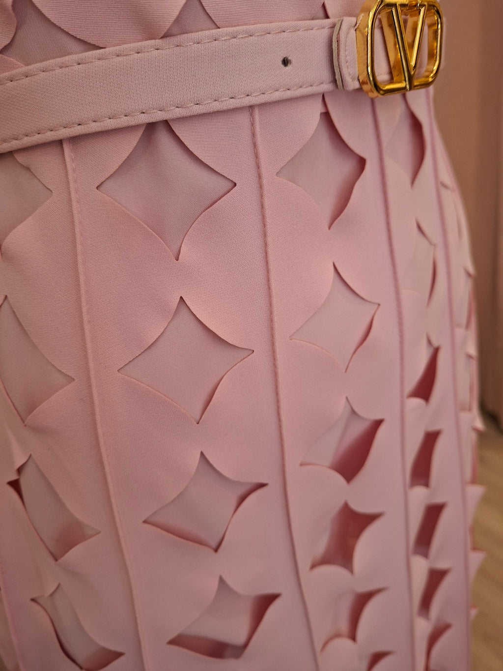 Vestido Midi Rosa Pastel con Diseño Calado Geométrico
