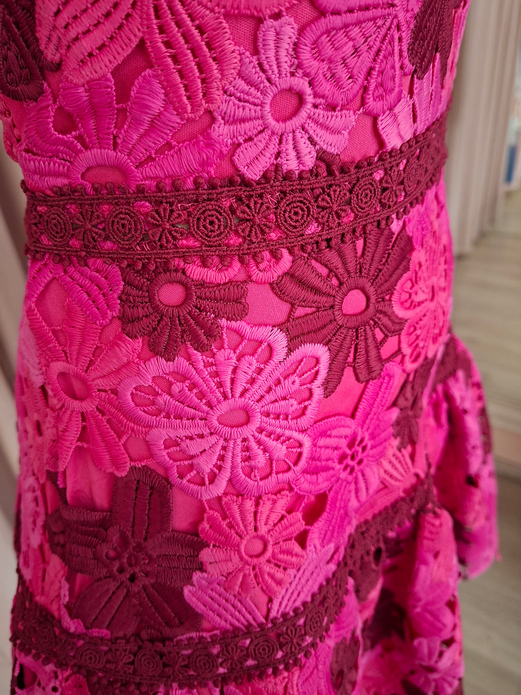Vestido corto de guipur floral fucsia con falda de vuelo