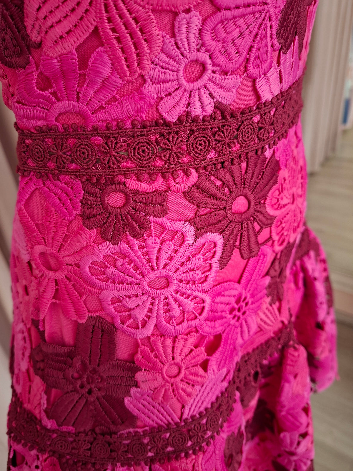 Vestido corto de guipur floral fucsia con falda de vuelo