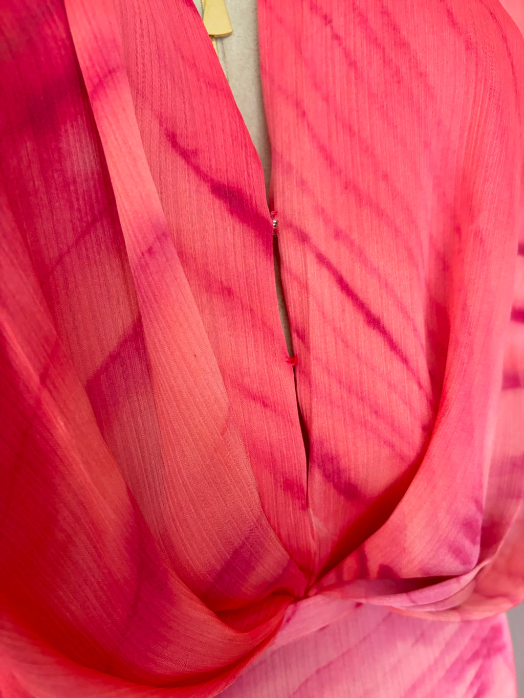 Vestido largo escote profundo estampado ondas coral-fucsia