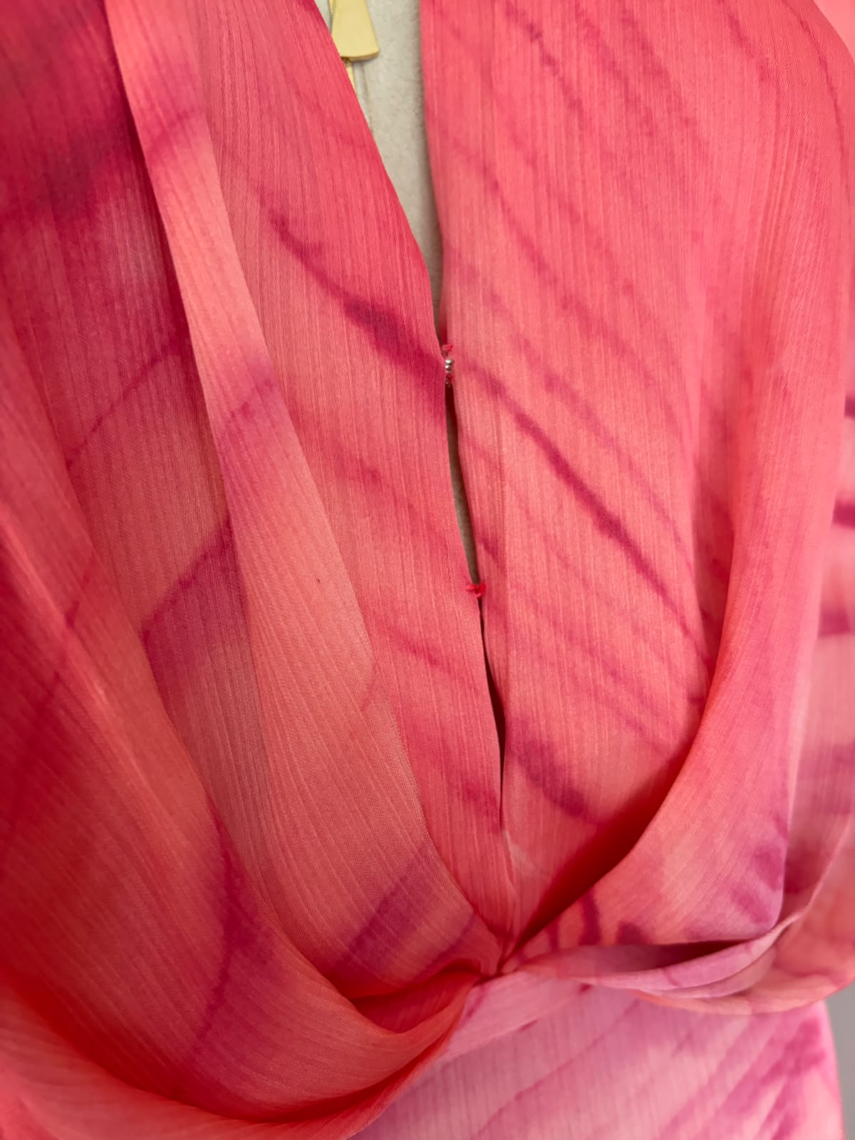 Vestido largo escote profundo estampado ondas coral-fucsia