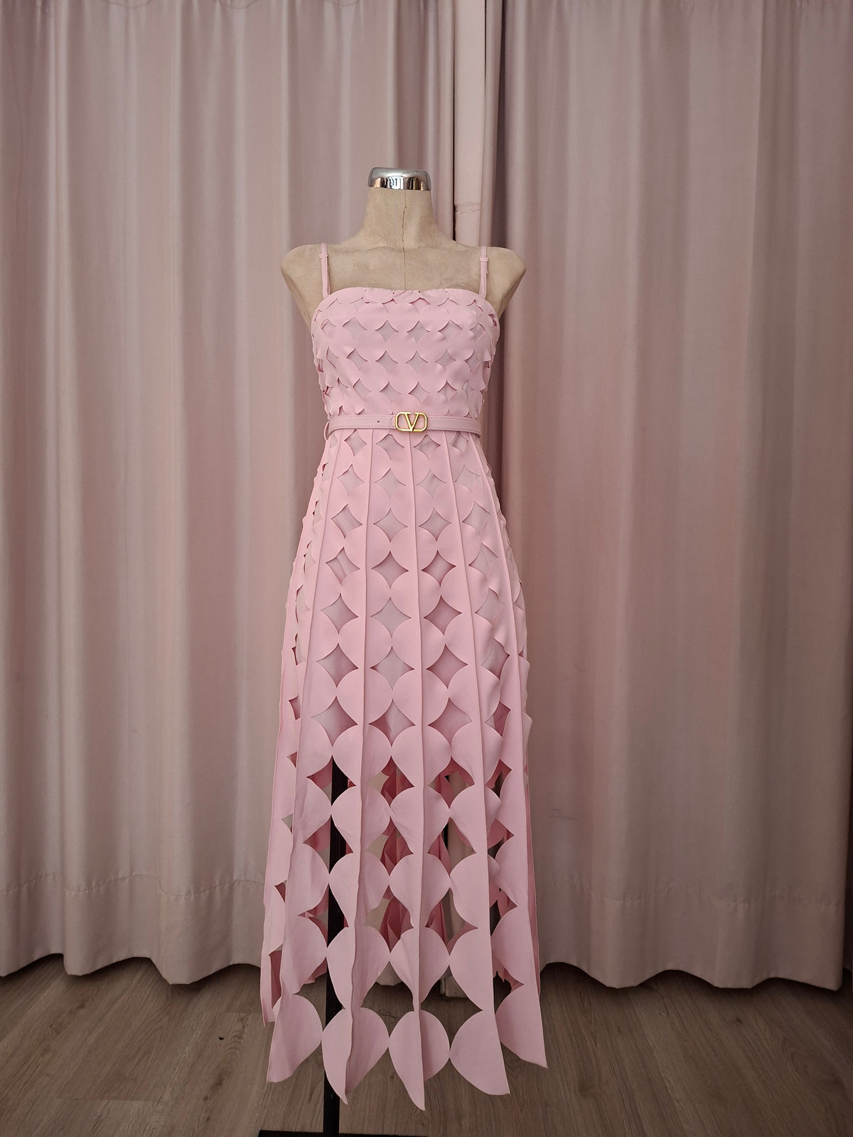 Vestido Midi Rosa Pastel con Diseño Calado Geométrico